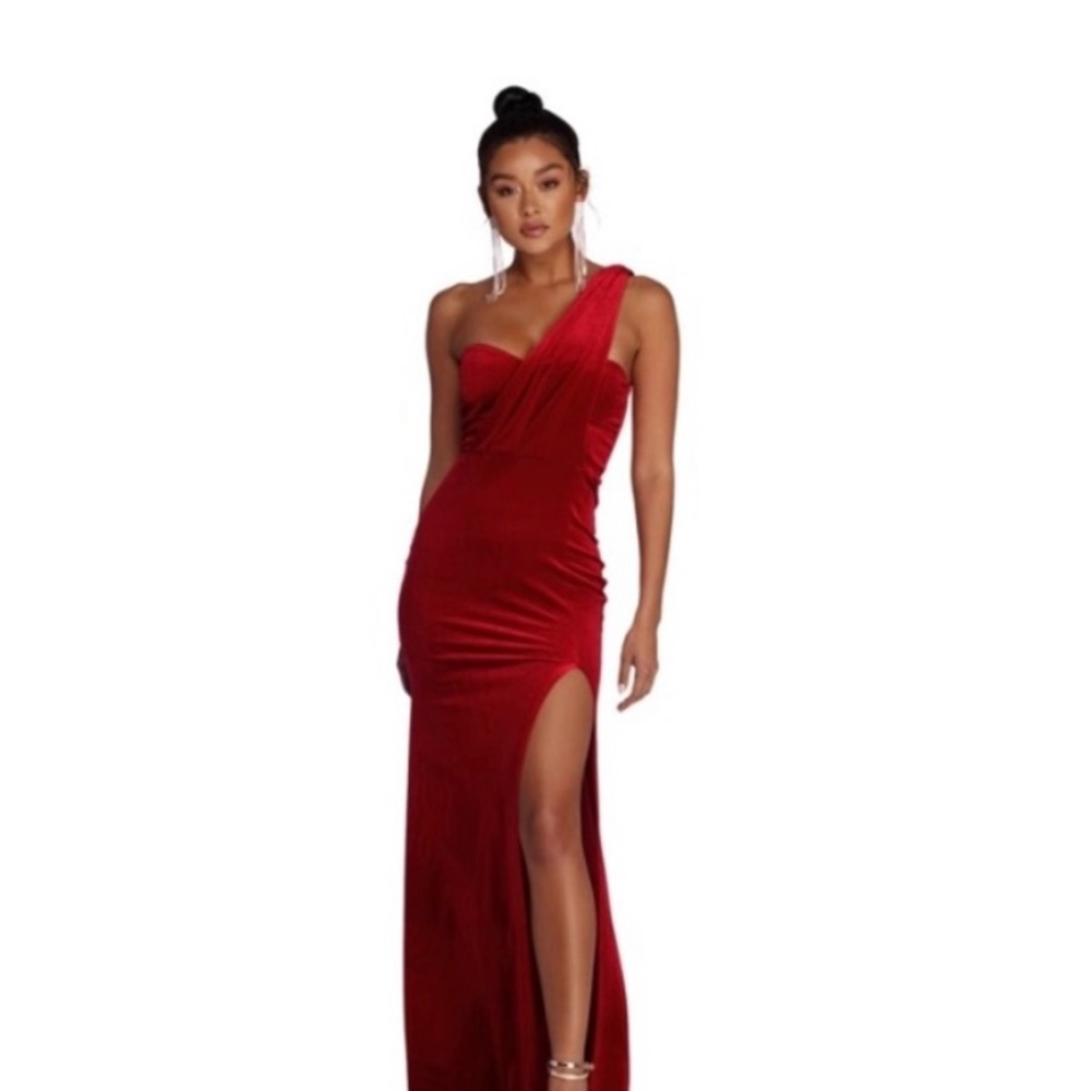 Windsor Iris Burgundy One Shoulder Velvet Dress